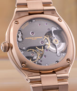 Picture of the back of the Sport Auto 79 watch and its automatic calibre with horizontal satin brushed bridges treated with ruthenium.