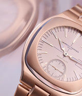 Picture over the side case of the Sport Auto 79 watch in red gold 5N with a cream-toned dial.