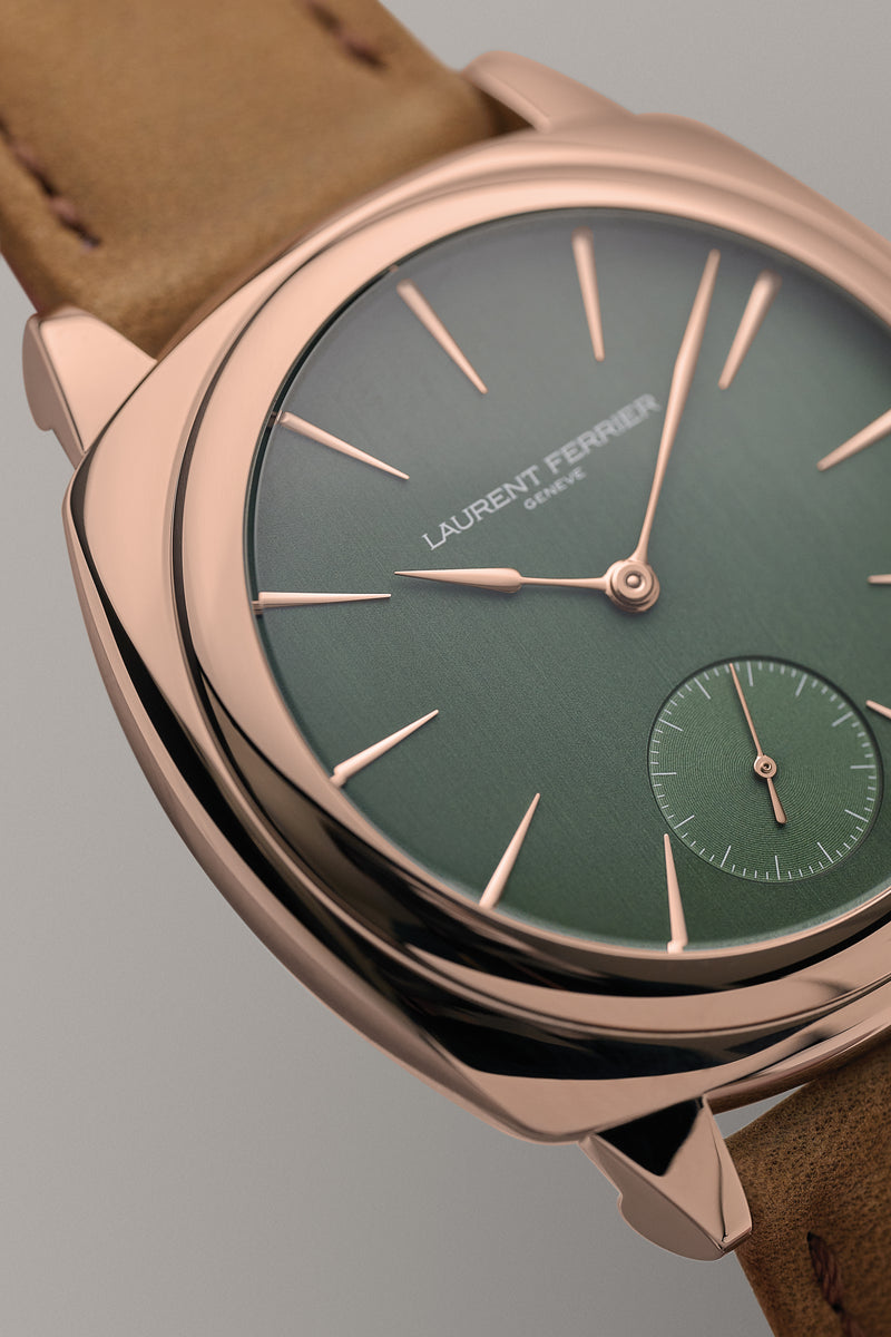 Dial focus over the Square Micro-Rotor Evergreen dial and red gold case with assegai hands and drop-shaped indices in red gold 5N.