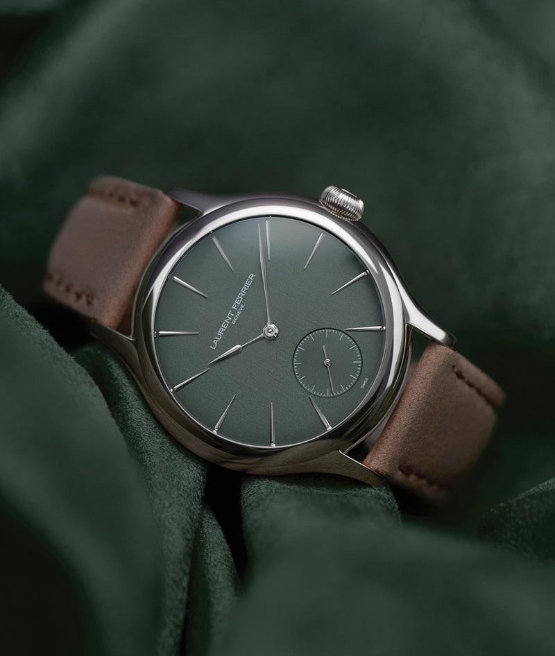 Lifestyle picture of the Classic Micro-Rotor Evergreen in white gold